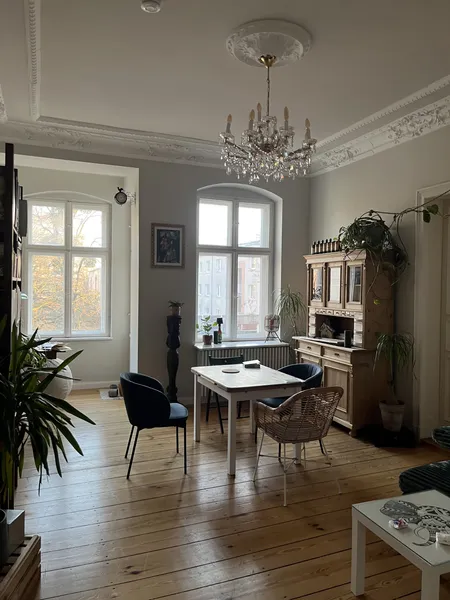 Große Berliner Altbauwohnung mit Balkon in Friedrichshain für Paare oder WG — photo 1